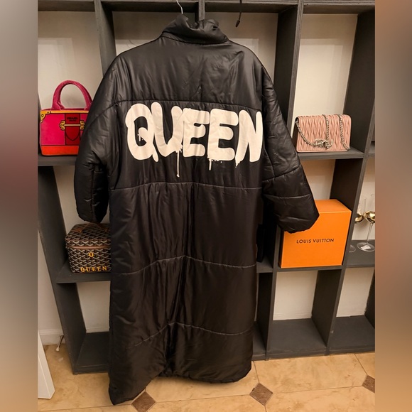 Black Women's Puffer Jacket with Bold Lettering - Picture 5 of 9